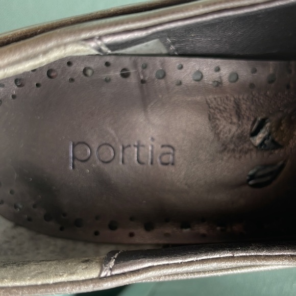 The perfect fall shoe- leather Oxford heels - Picture 3 of 4